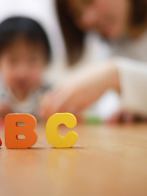 アルファベットを学ぶ子ども